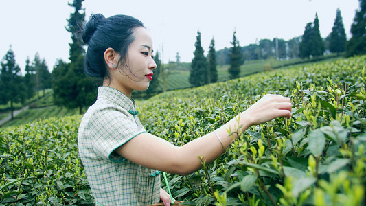 实拍美女夜晚点孔明灯