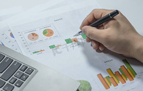商务图表白天图表钢笔人物办公室写字洽谈摄影图配图