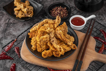 陈皮香酥骨摄影照片_美食香辣酥肉桌上摆拍摄影图配图