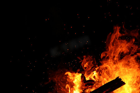 木头摄影照片_夜晚的火焰夜晚火地上物摄影图配图