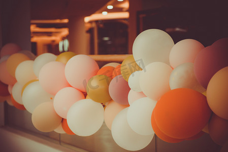梦幻摄影照片_庆祝气球装饰上午气球室内摄影摄影图配图