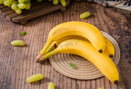 香蕉水果新鲜营养健康摄影图配图