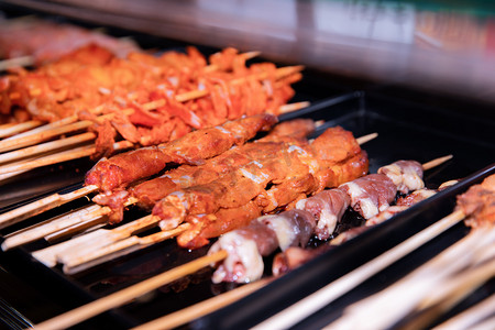 美食夜晚串串美食街吃饭摄影图配图