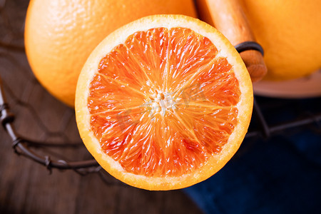 水果白天放在桌子上的橙子特写室内桌面切橙子摄影图配图