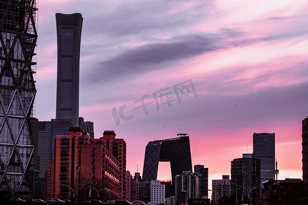 北京地标夕阳国贸CBD户外写字楼地标夜景打卡摄影图配图