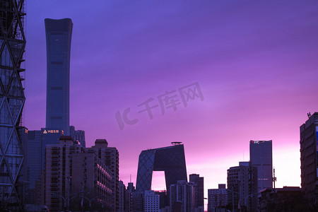 北京地标黄昏国贸CBD建筑群户外地标夜景打卡摄影图配图