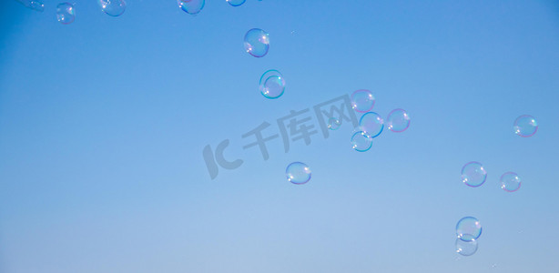 泡泡白天透明气泡泡泡室外水泡摄影图配图