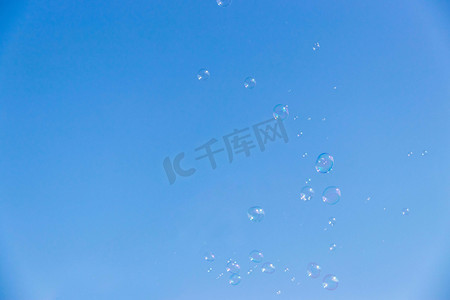泡泡中午透明泡泡室外气泡摄影图配图