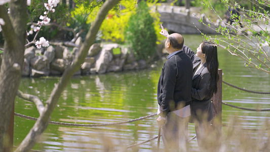 重阳节摄影照片_开春春天父女湖边观赏风景踏青郊游温馨人像