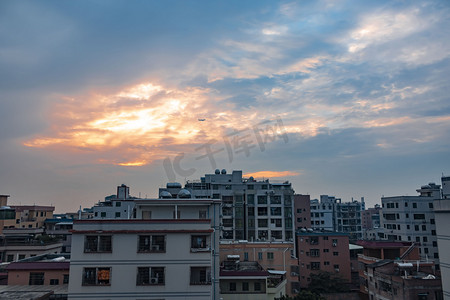 夕阳傍晚城中村楼顶街拍摄影图配图