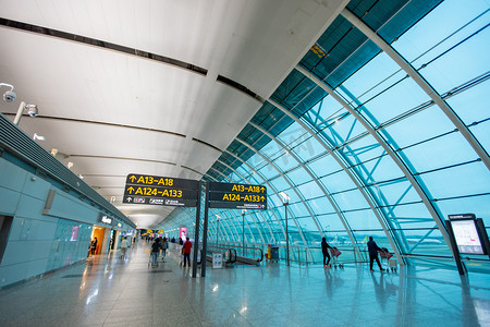 大气摄影图摄影照片_白云机场傍晚航站楼机场旅客摄影图配图