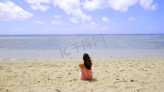 沙滩背影摄影照片_沙滩海边女人背影旅游实拍