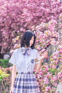 樱花人像白天少女树下赏花摄影图配图