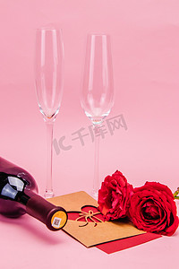520情人节早上酒杯玫瑰花屋内酒水鲜花摄影图配图