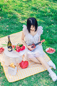 野餐中午野餐女孩食品鲜花户外草莓摄影图配图