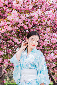 日系和服樱花少女白天少女户外公园赏花摄影图配图