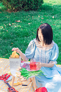 野餐白天美女食品饮品草坪野餐摄影图配图