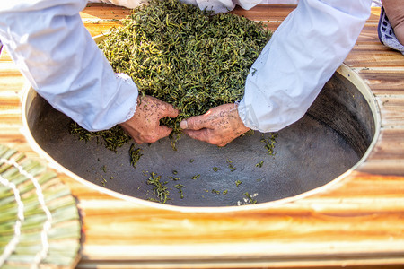 茶叶白昼手茶厂炒茶摄影图配图