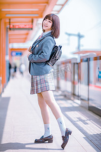 清新文艺人像白天JK制服少女户外地铁站台站立摄影图配图美女