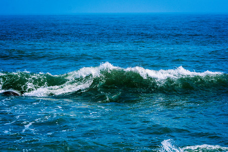 游玩黄昏海滩大海拍打摄影图配图