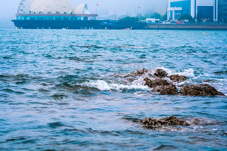 海边船摄影照片_海洋上午大海船波涛汹涌摄影图配图