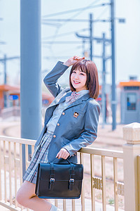 文艺人像白天JK制服少女北京西郊线地铁站敬礼摄影图配图美女