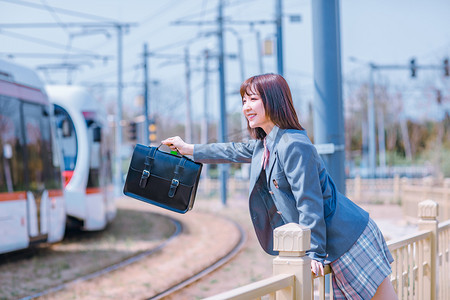 城市美女摄影照片_文艺人像白天JK制服少女户外地铁招手摄影图配图美女