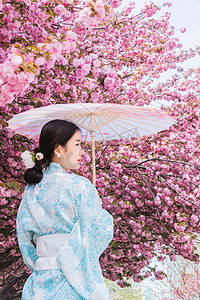 樱花人像白天和服美女户外打伞摄影图配图