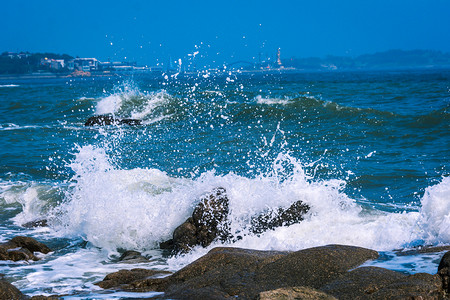 海滩中午大海海边游玩摄影图配图