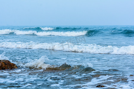 海滩浪花摄影照片_度假下午海浪大海拍打摄影图配图