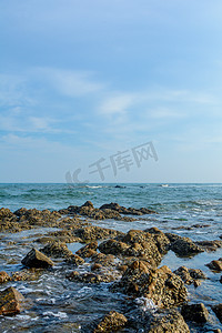 阳光沙滩摄影照片_烟台白天大海海滩拍岸摄影图配图