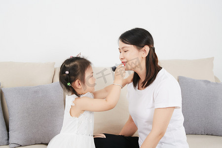 儿童儿童节妈妈带孩子玩耍摄影图配图