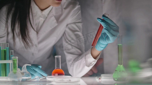 科技医疗人像生物试验台上的烧杯试剂科学生物化学实验医疗科研医疗生