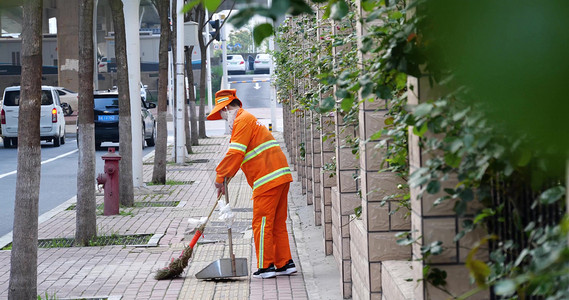 劳动节字体摄影照片_环卫工人清洁工清洁道路劳动人民