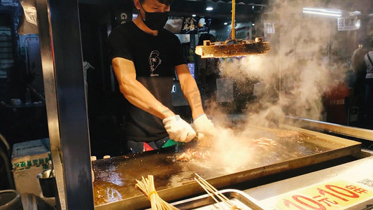 冒烟美食摄影照片_实拍夜市烤鱿鱼美食