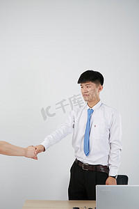 商务人物上班办公室握手摄影图配图