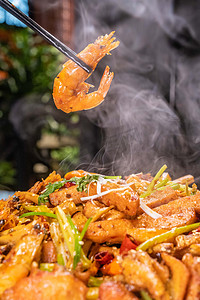 锡纸蒜蓉茄子摄影照片_美食夜晚龙虾肉餐厅夹龙虾摄影图配图