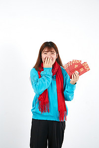 春节习俗农历新年摄影照片_过年春节女孩拿着红包开心的笑摄影图配图