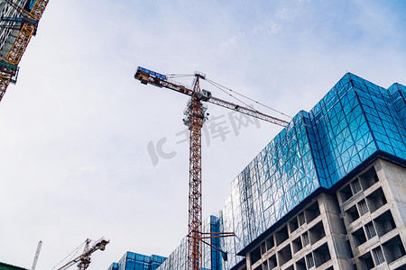 仰视摄影照片_武汉城市建筑晴天建筑工地仰拍仰视摄影图配图