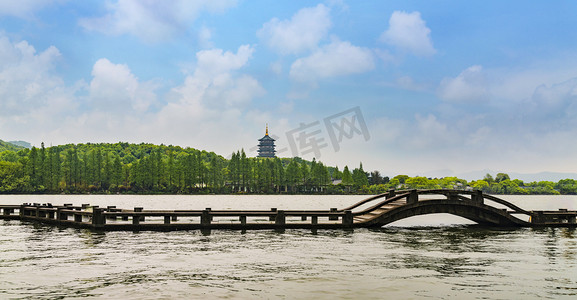 雨天杭州摄影照片_杭州西湖景区风光早上雷峰塔湖面观赏摄影图配图