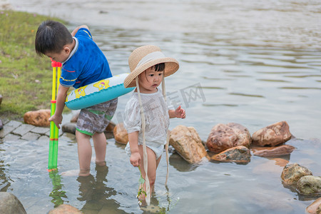 夏天玩水摄影照片_玩水夏季女孩河边玩水摄影图配图