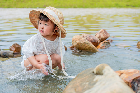 夏天玩水摄影照片_夏天玩水女孩夏天女孩河边泡水摄影图配图