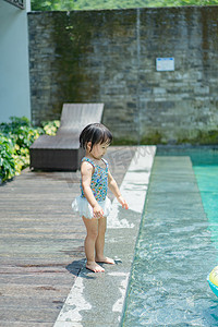 泳衣小可爱正午女孩泳池边玩水摄影图配图