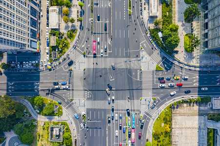 城市中午车流十字路口无人机摄影图配图