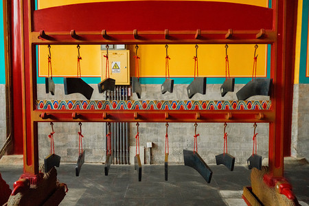 空镜摄影照片_古代乐器白天帝王庙内的编钟庙宇空镜摄影图配图
