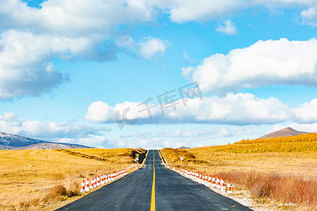 秋分摄影照片_草原风光旅行白天蓝天白云草原公路草原公路空镜摄影图配图