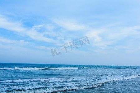 海滩浪花摄影照片_大连白天大海海滩涨潮摄影图配图