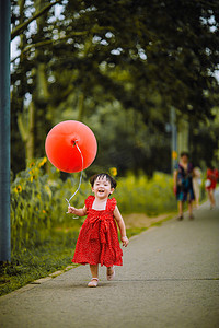 儿童户外白天可爱小女孩户外公园奔跑摄影图配图