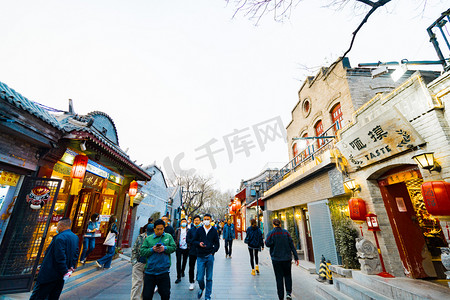 北京地标景点傍晚南锣鼓巷商业街户外环境摄影图配图