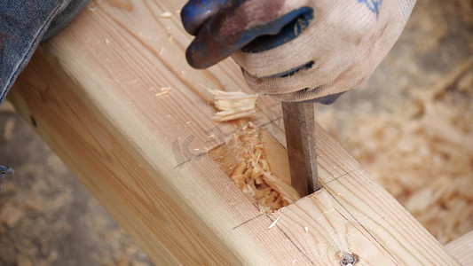 匠人木工木匠手艺人家具制作凿木头工业